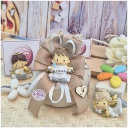 Bomboniera Battesimo e Comunione Sacchetto Tortora con Angioletto Calamita e Iniziale