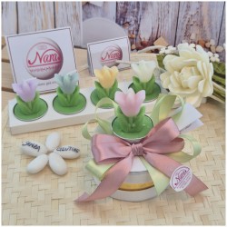 Bomboniera Comunione e 18 Anni Candela Tulipano in Fiore su Cappelliera con Iniziale