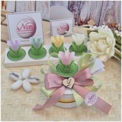 Bomboniera Comunione e 18 Anni Candela Tulipano in Fiore su Cappelliera con Iniziale