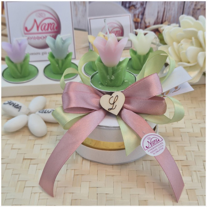 Bomboniera Comunione e 18 Anni Candela Tulipano in Fiore su Cappelliera con Iniziale