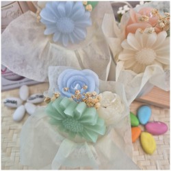 Bomboniera Utile Candela "Flower Box" in Bicchiere Vetro con Bouquet di Fiori in Cera Assortiti