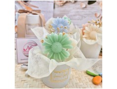 Bomboniera Utile Candela "Flower Box" in Bicchiere Vetro con Bouquet di Fiori in Cera Assortiti