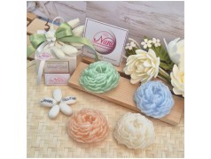 Bomboniera Utile Candela Peonia in Fiore Profumata - Scatola Cubo con Nastri Sartoriali