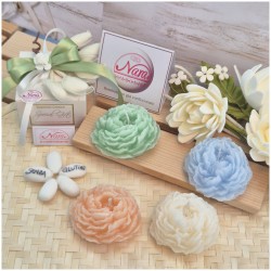 Bomboniera Utile Candela Peonia in Fiore Profumata - Scatola Cubo con Nastri Sartoriali