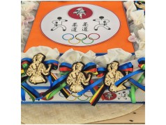 Torta Bomboniera Comunione e Cresima Judo & Karate con Kimono in Legno Personalizzato e Nastri Olimpici