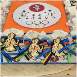 Torta Bomboniera Comunione e Cresima Judo & Karate con Kimono in Legno Personalizzato e Nastri Olimpici