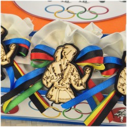 Torta Bomboniera Comunione e Cresima Judo & Karate con Kimono in Legno Personalizzato e Nastri Olimpici