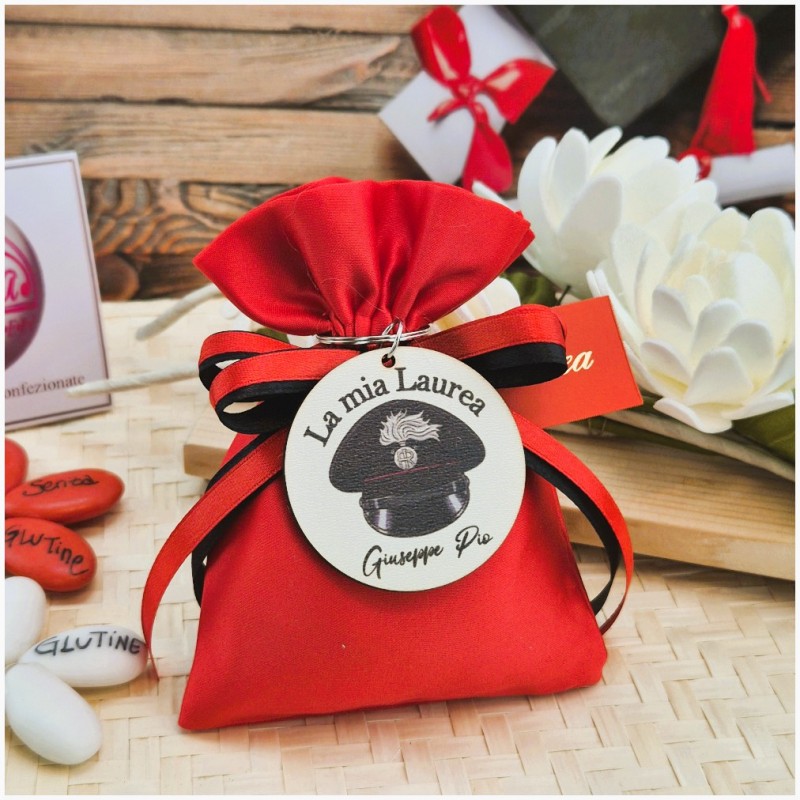 Bomboniera Laurea e Giuramento Carabinieri Sacchetto Raso Rosso con Cappello Stampato su Legno