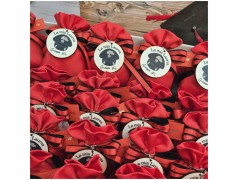 Bomboniera Laurea e Giuramento Carabinieri Sacchetto Raso Rosso con Cappello Stampato su Legno