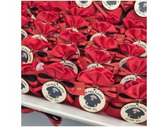 Bomboniera Laurea e Giuramento Carabinieri Sacchetto Raso Rosso con Cappello Stampato su Legno