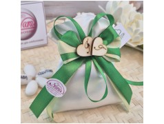 Bomboniera Promessa di Matrimonio Sacchetto Raso Verde con Cuori Legno e Iniziali