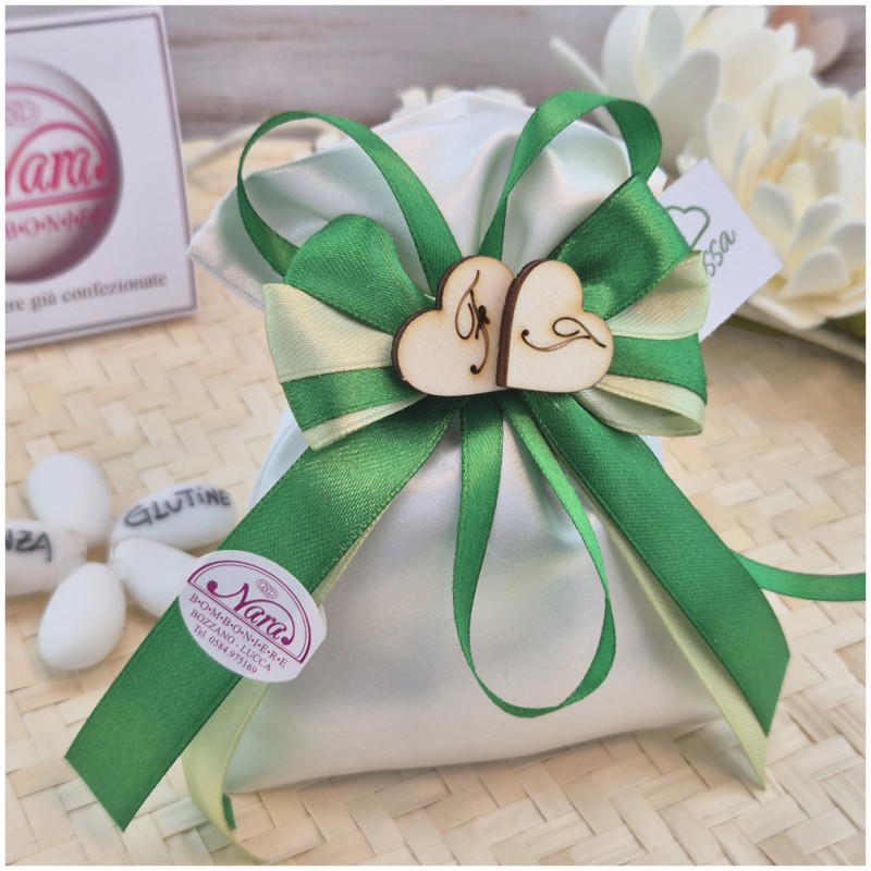 Bomboniera Promessa di Matrimonio Sacchetto Raso Verde con Cuori Legno e Iniziali