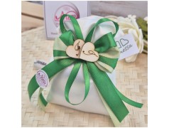 Bomboniera Promessa di Matrimonio Sacchetto Raso Verde con Cuori Legno e Iniziali