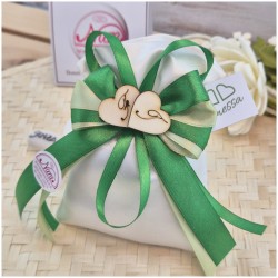 Bomboniera Promessa di Matrimonio Sacchetto Raso Verde con Cuori Legno e Iniziali