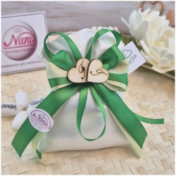 Bomboniera Promessa di Matrimonio Sacchetto Raso Verde con Cuori Legno e Iniziali