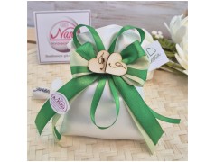 Bomboniera Promessa di Matrimonio Sacchetto Raso Verde con Cuori Legno e Iniziali