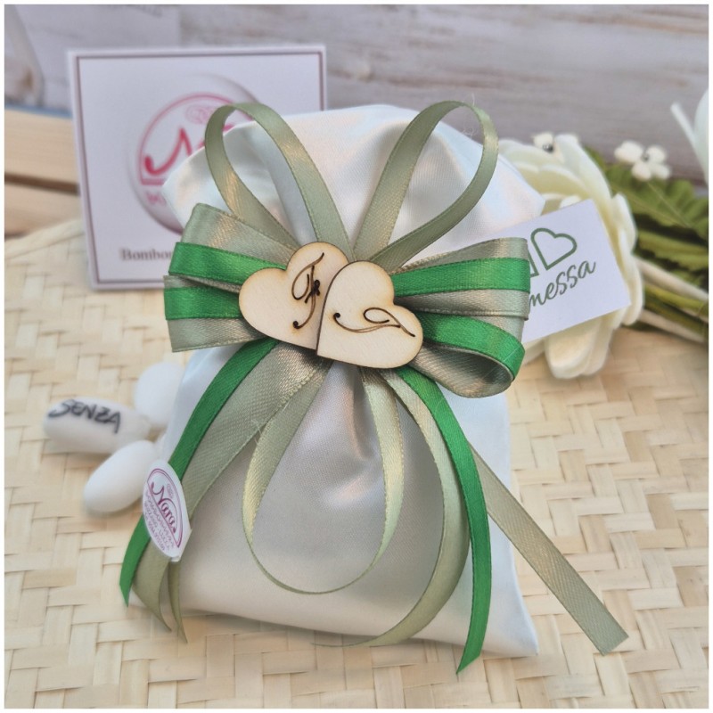 Bomboniera Promessa di Matrimonio Sacchetto Raso con Doppio Nastro Verde e Cuori Iniziali