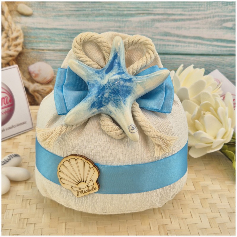 Bomboniera Tema Mare Sacchetto Pouf Sabbia con Stella Marina Ceramica e Corda Nautica