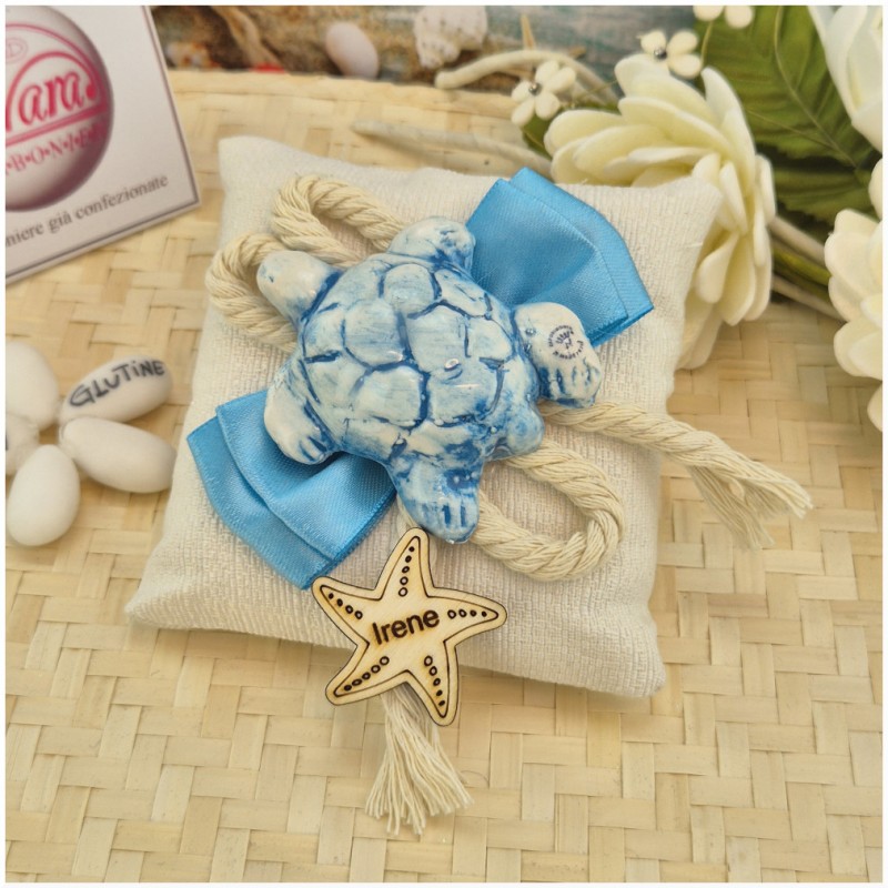 Bomboniera Tema Mare Bustina Navy Sabbia con Tartaruga Ceramica e Stella Legno