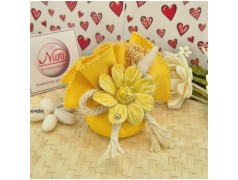 Bomboniera Matrimonio Capodimonte Fiore Giallo su Saponetta Profumata e Tessuto Sfilato