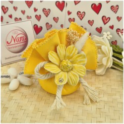 Bomboniera Matrimonio Capodimonte Fiore Giallo su Saponetta Profumata e Tessuto Sfilato