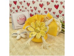 Bomboniera Matrimonio Capodimonte Fiore Giallo su Saponetta Profumata e Tessuto Sfilato