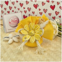 Bomboniera Matrimonio Capodimonte Fiore Giallo su Saponetta Profumata e Tessuto Sfilato