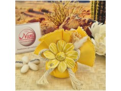 Bomboniera Matrimonio Capodimonte Fiore Giallo su Saponetta Profumata e Tessuto Sfilato