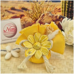 Bomboniera Matrimonio Capodimonte Fiore Giallo su Saponetta Profumata e Tessuto Sfilato
