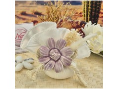 Bomboniera Matrimonio in Capodimonte Fiore Glicine su saponetta profumata e tessuto sfilato