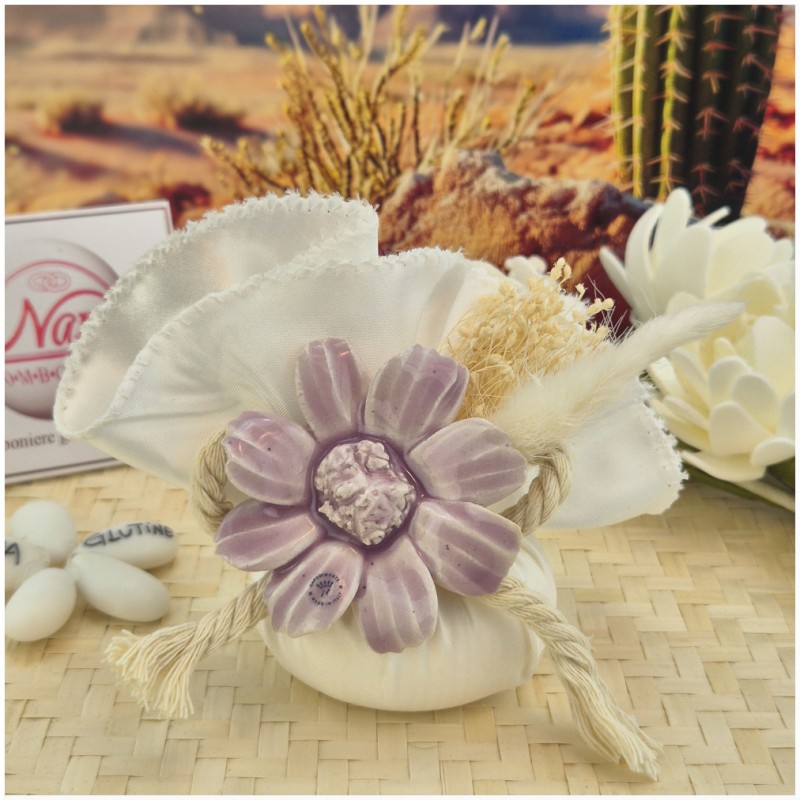 Bomboniera Matrimonio in Capodimonte Fiore Glicine su saponetta profumata e tessuto sfilato