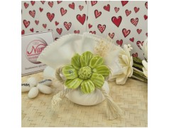 Bomboniera Matrimonio in Capodimonte Fiore Verde su saponetta profumata e tessuto sfilato