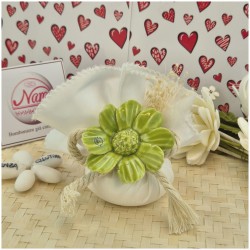 Bomboniera Matrimonio in Capodimonte Fiore Verde su saponetta profumata e tessuto sfilato