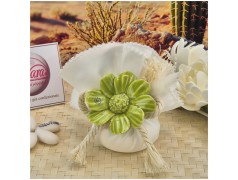 Bomboniera Matrimonio in Capodimonte Fiore Verde su saponetta profumata e tessuto sfilato