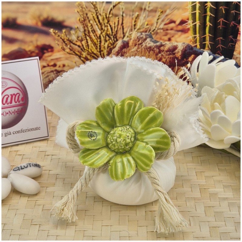 Bomboniera Matrimonio in Capodimonte Fiore Verde su saponetta profumata e tessuto sfilato
