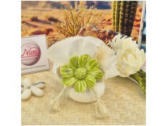 Bomboniera Matrimonio in Capodimonte Fiore Verde su saponetta profumata e tessuto sfilato