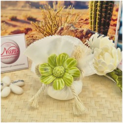 Bomboniera Matrimonio in Capodimonte Fiore Verde su saponetta profumata e tessuto sfilato
