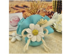 Bomboniera Matrimonio in Capodimonte Fiore Bianco su saponetta profumata e tessuto sfilato