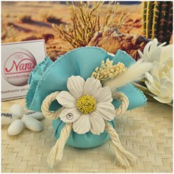 Bomboniera Matrimonio in Capodimonte Fiore Bianco su saponetta profumata e tessuto sfilato