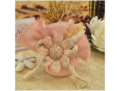 Bomboniera Matrimonio in Capodimonte Fiore Rosa su saponetta profumata e tessuto sfilato