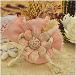 Bomboniera Matrimonio in Capodimonte Fiore Rosa su saponetta profumata e tessuto sfilato