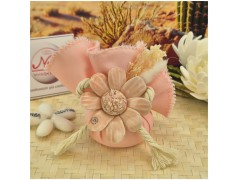 Bomboniera Matrimonio in Capodimonte Fiore Rosa su saponetta profumata e tessuto sfilato