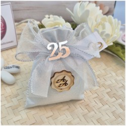 Bomboniera 25° Anniversario Nozze d'Argento Sacchetto Silver Light con Tag e iniziali dei festeggiati
