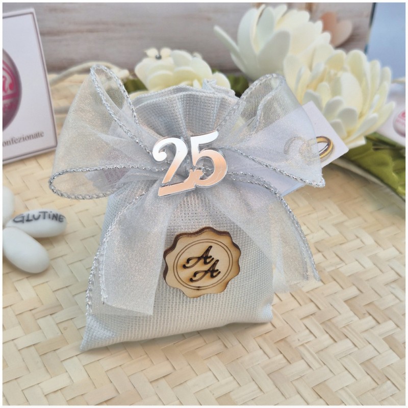 Bomboniera 25° Anniversario Nozze d'Argento Sacchetto Silver Light con Tag e iniziali dei festeggiati