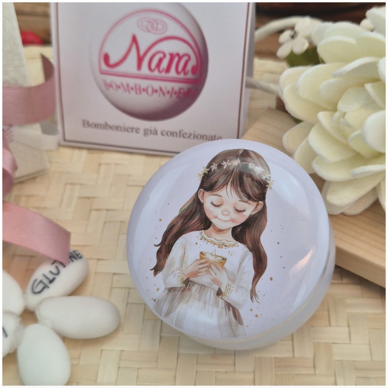 Bomboniera Solidale Cuorematto Candela in Latta "La Mia Prima Comunione" - Illustrazione Bimba con Calice