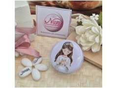 Bomboniera Solidale Cuorematto Candela in Latta "La Mia Prima Comunione" - Illustrazione Bimba con Calice