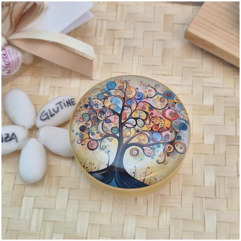 Bomboniera Solidale Cuorematto Candela in Latta Albero della Vita - Illustrazione Artistica Multicolor