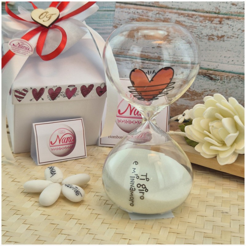 Bomboniera Matrimonio e Anniversario Clessidra "Ti Giro e M'Innamoro" - Vetro con Sabbia Bianca e Frase Romantica