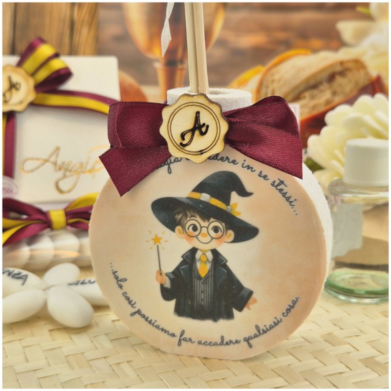 Bomboniera Comunione e Cresima Profumatore "Piccolo Mago" con Frase Magica e Nastri Grifondoro