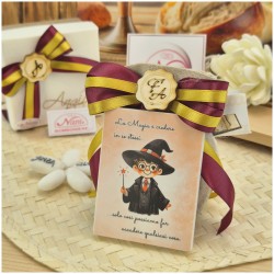 Bomboniera Comunione e Cresima Magnete Piccolo Mago con Frase Motivazionale su Sacchetto Lino